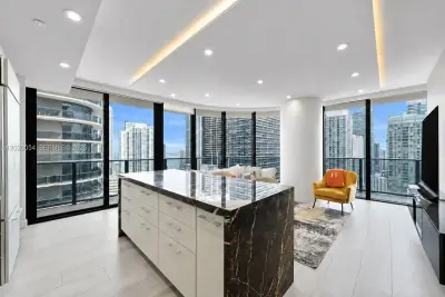 55 SW 9th St #2703, Miami: photo 1 of 38