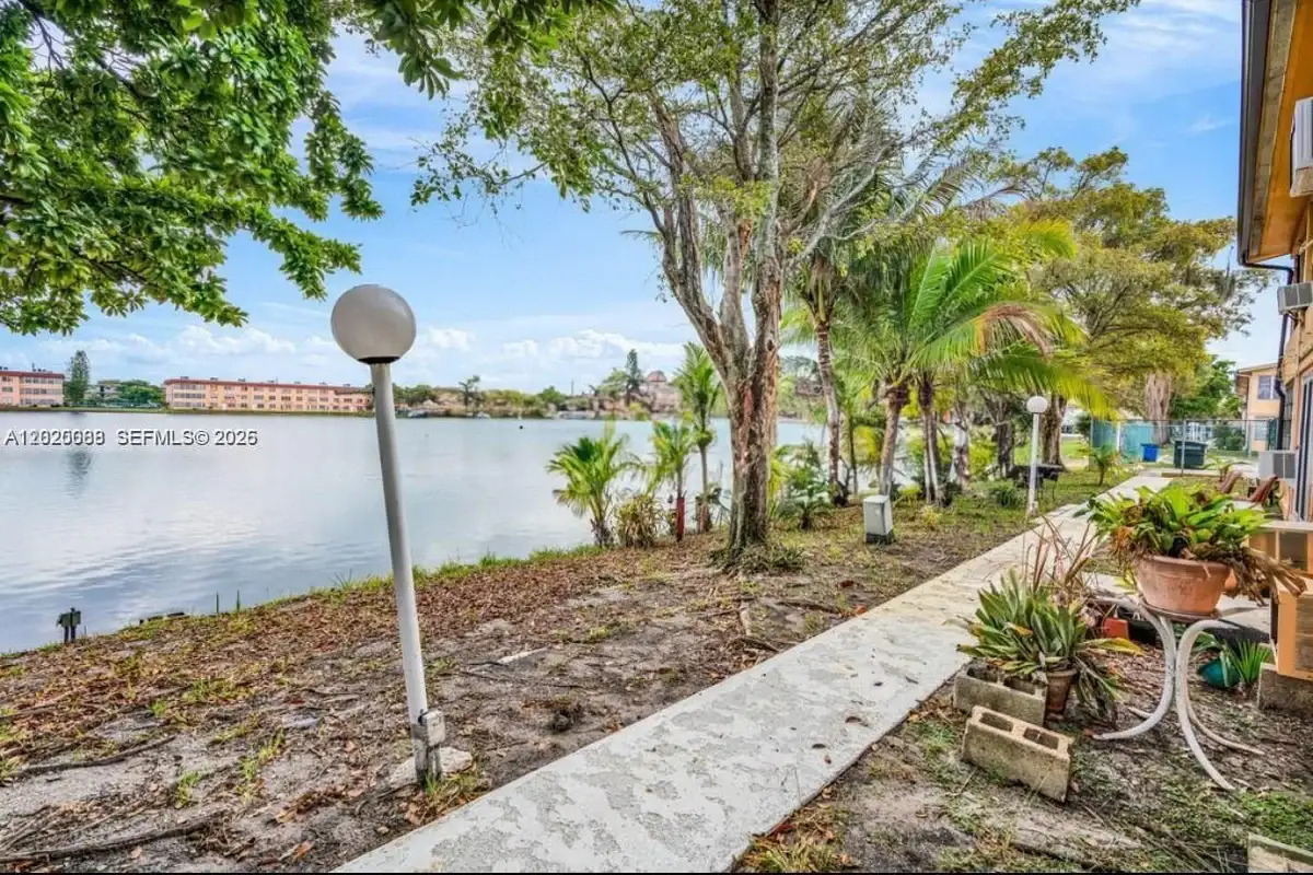 18801 NE 2nd Ave #1006, Miami: photo 1 of 8