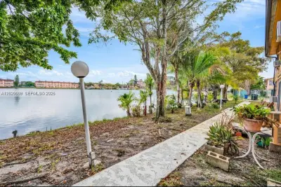 18801 NE 2nd Ave #1006, Miami: photo 1 of 8