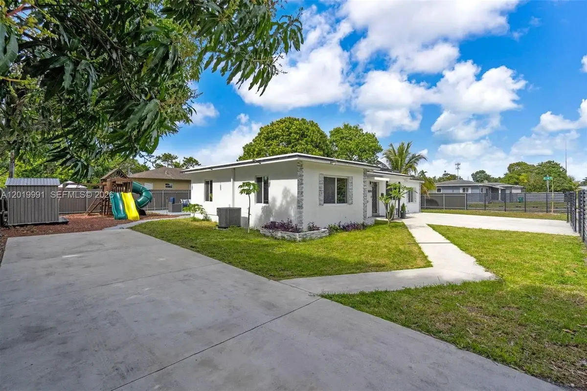 House in Miami: photo 1 of 35