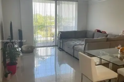 2020 NE 135th St #303, North Miami: photo 1 of 14
