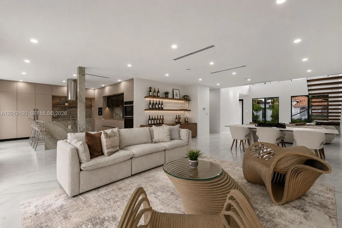 2265 SW 4 St, Miami: photo 1 of 37
