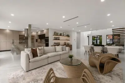 2265 SW 4 St, Miami: photo 1 of 37