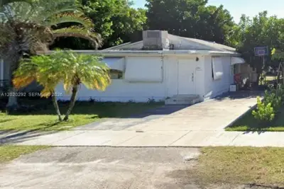 2322 Taft St, Hollywood: photo 1 of 3