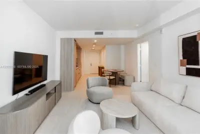 77 SE 5th St #3308, Miami: photo 1 of 25