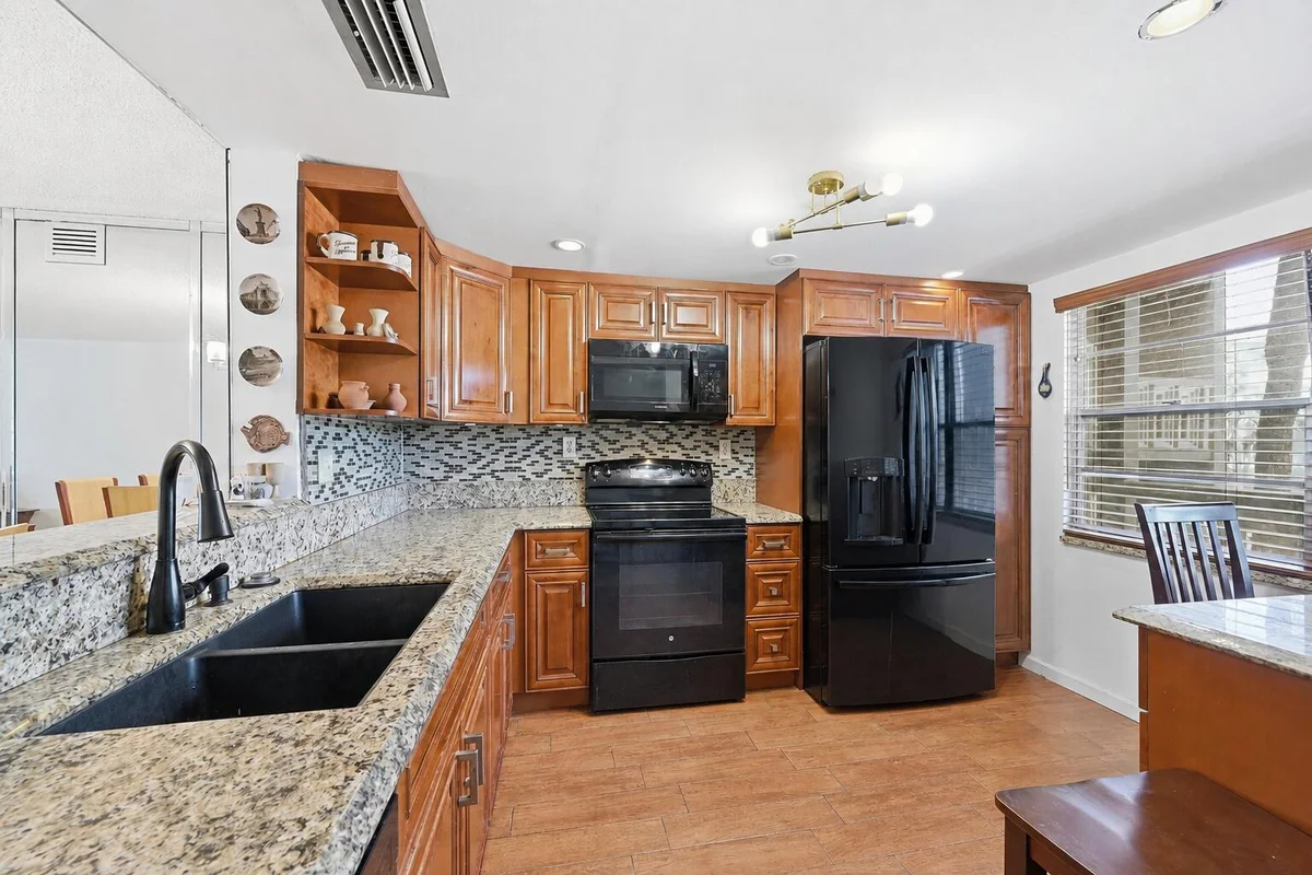 3005 Portofino Isle #M2, Coconut Creek: photo 1 of 37