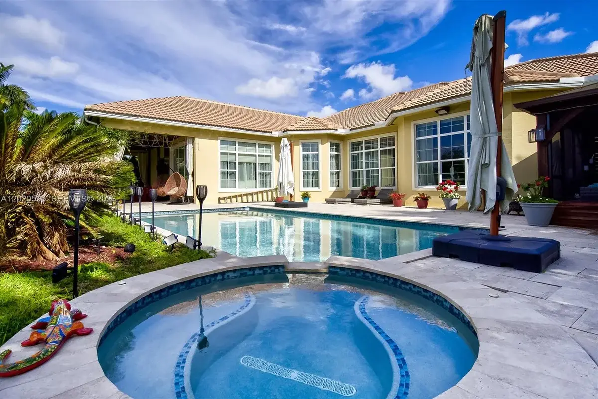5703 N Sterling Ranch Dr, Davie: photo 1 of 95