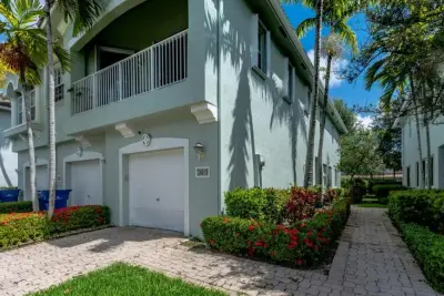3019 Laurel Ridge Cir, Riviera Beach: photo 1 of 12