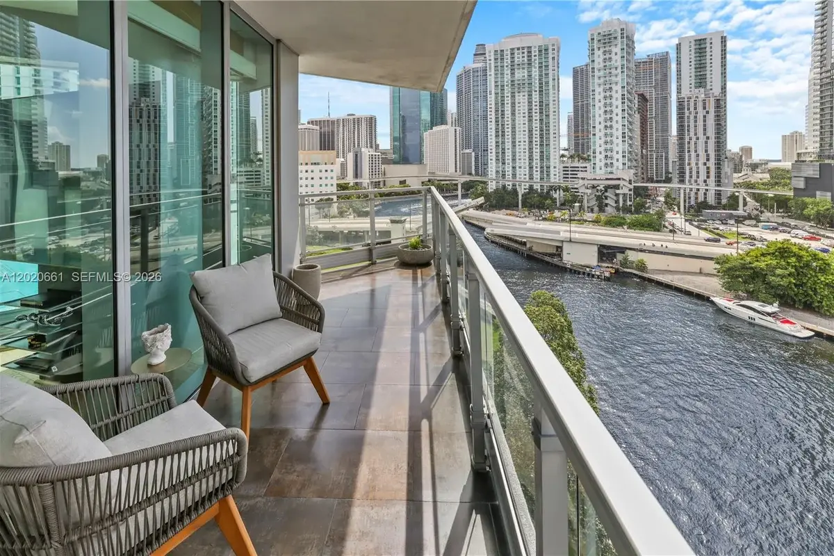 92 SW 3rd St #1201, Miami: photo 1 of 25