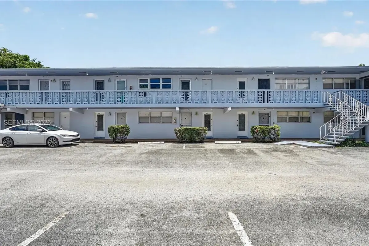 300 NE 191st St #219, Miami: photo 1 of 30