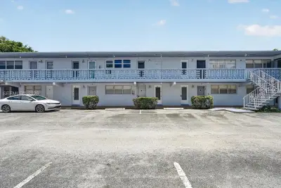 300 NE 191st St #219, Miami: photo 1 of 30