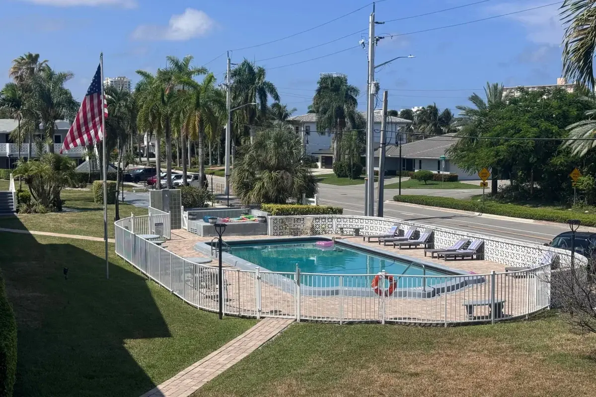 600 Layne Blvd #117, Hallandale Beach: photo 1 of 11