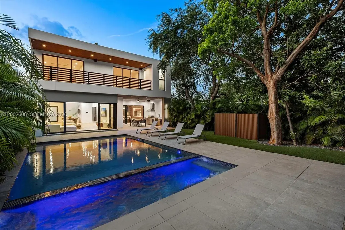 260 NW 47th St, Miami: photo 1 of 70