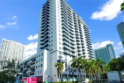 275 NE 18th St #1606, Miami: photo 1 of 18