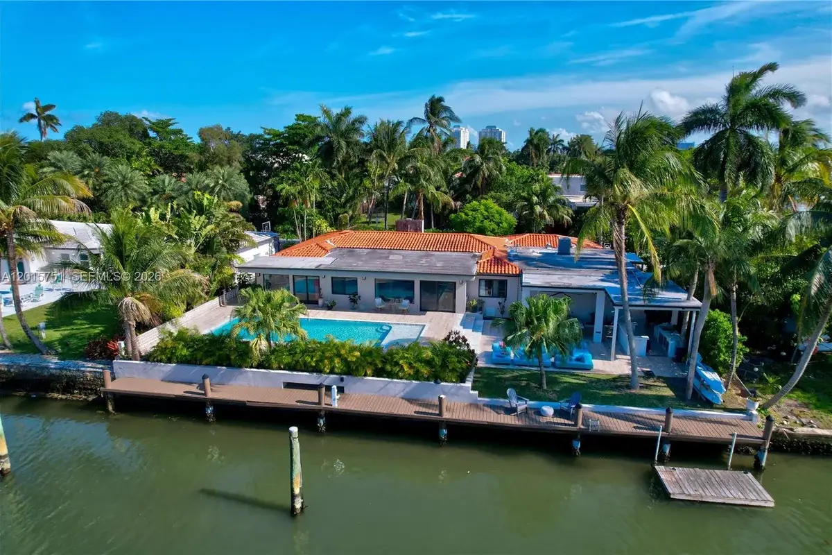 1141 NE 90th St, Miami: photo 1 of 54