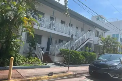 500 77th St #2, Miami Beach: photo 1 of 8