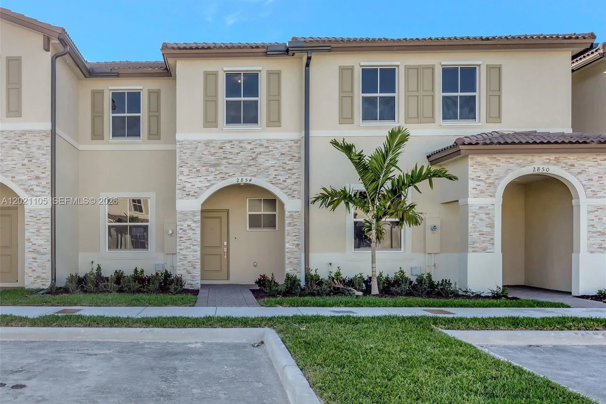 Townhouse in Homestead: photo 1 of 39