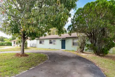 1218 Giller Ave, Mangonia Park: photo 1 of 7