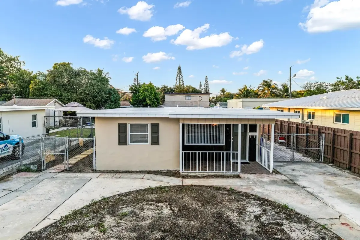 611 NE 34th St, Pompano Beach: photo 1 of 15