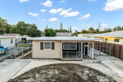 611 NE 34th St, Pompano Beach: photo 1 of 15