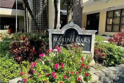 Condo in Fort Lauderdale: photo 1 of 11