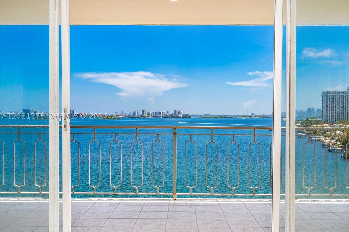 11111 Biscayne Blvd #912, Miami: photo 1 of 13