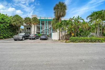 2715 NE 49th St, Fort Lauderdale: photo 1 of 34