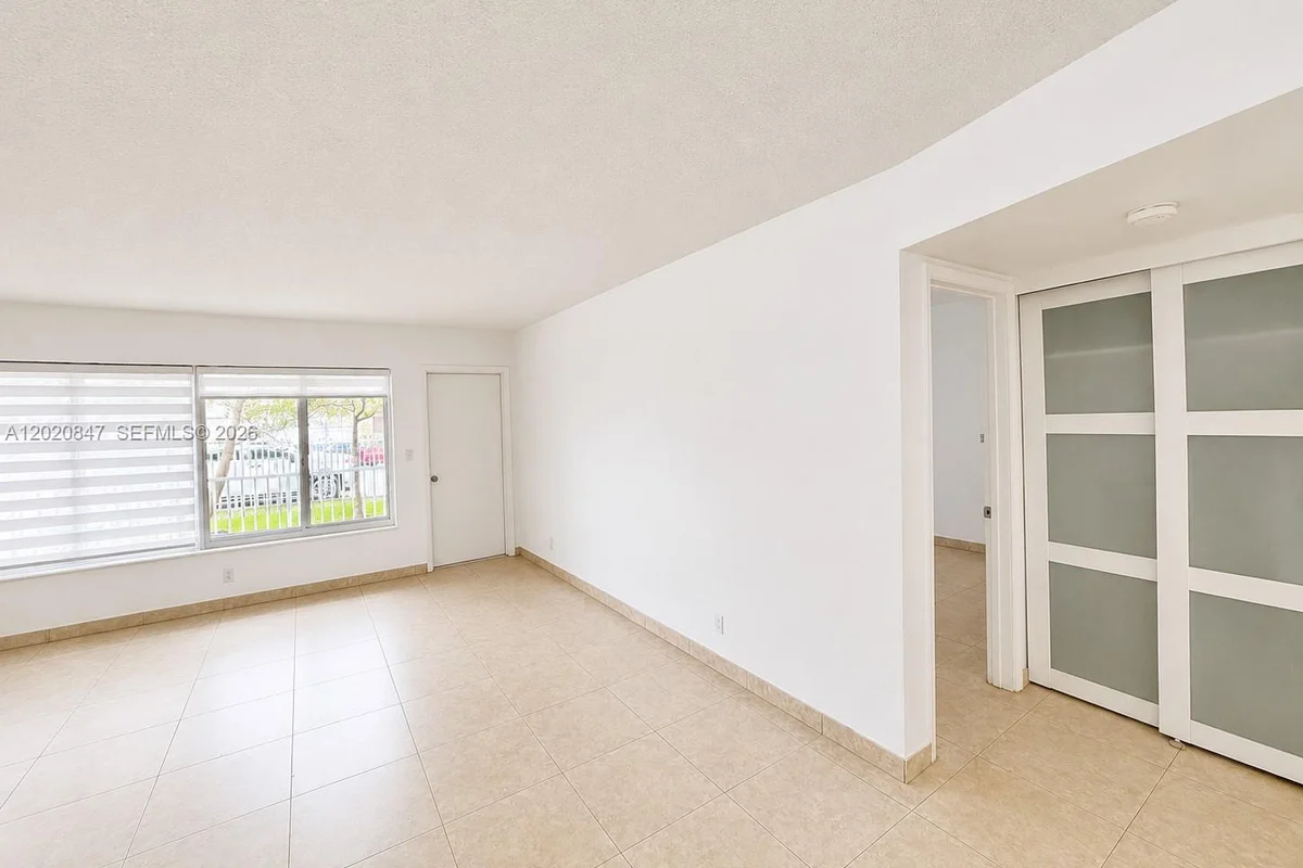 1460 NE 169th St #108, North Miami Beach: photo 1 of 27