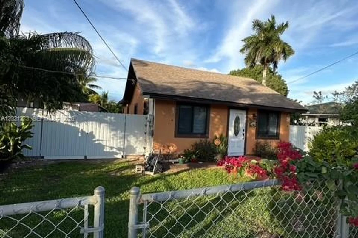 320 NW 2nd St, Florida City: photo 1 of 8