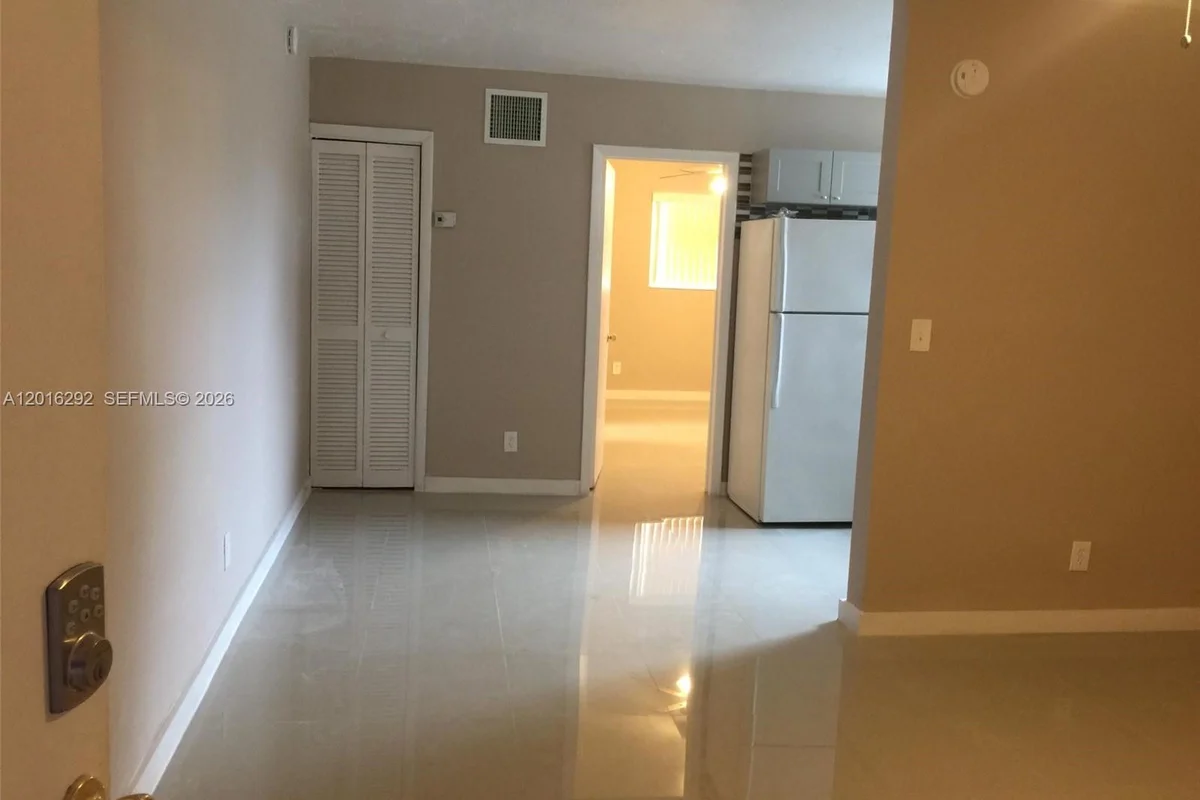 1800 NW 19th St #9, Miami: photo 1 of 12