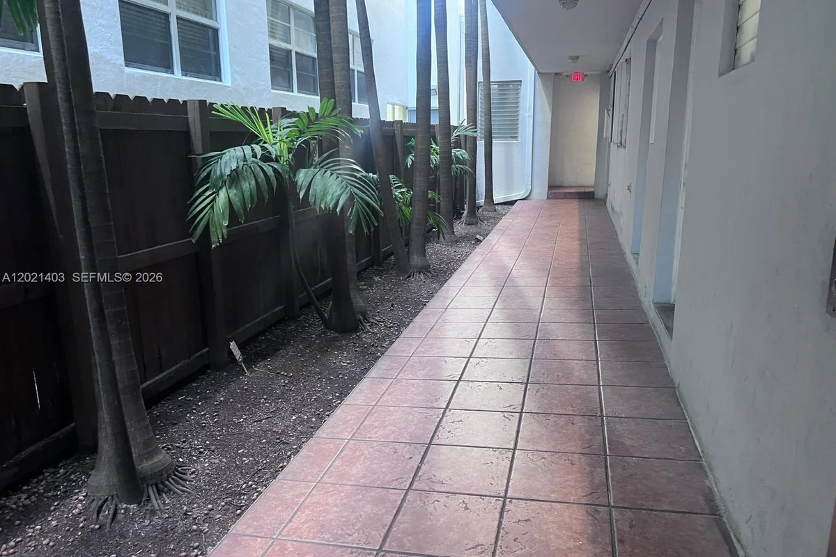 528 Meridian Ave #503, Miami Beach: photo 1 of 21