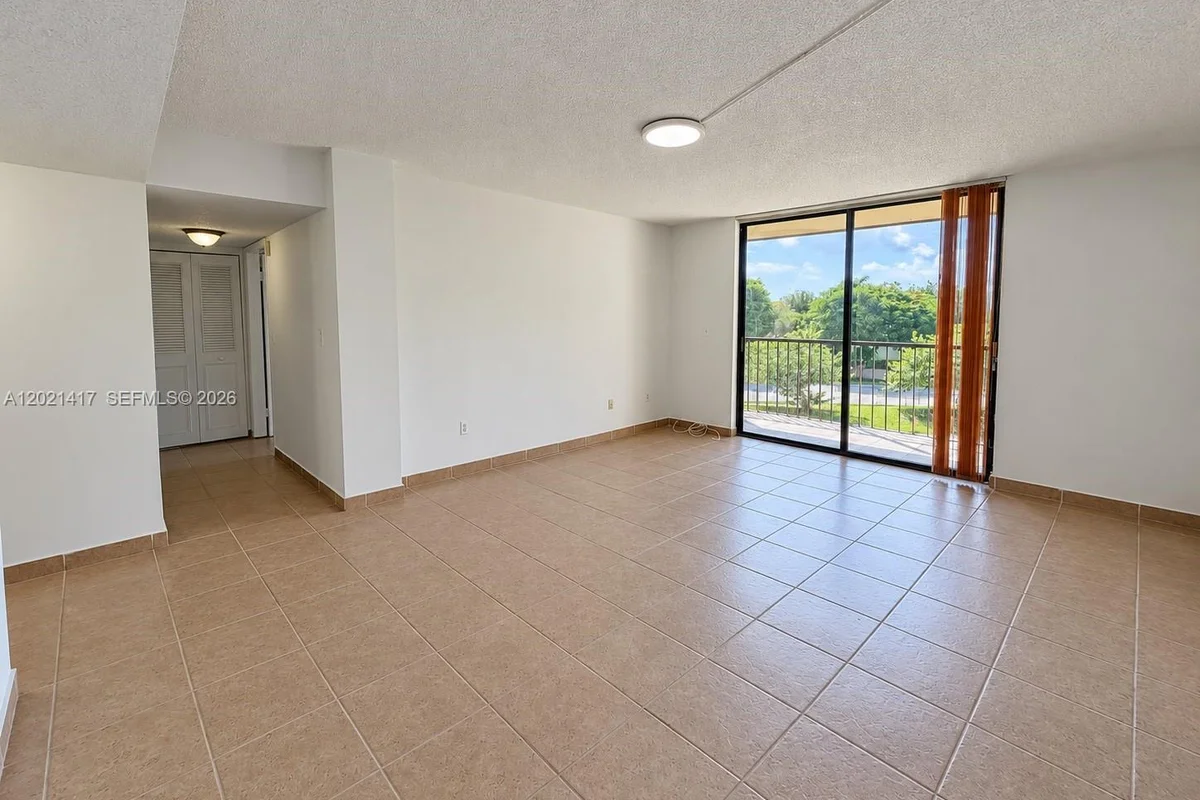 8635 NW 8th St #320, Miami: photo 1 of 10