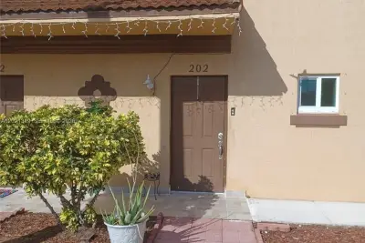 17316 NW 74th Ave #202, Hialeah: photo 1 of 6