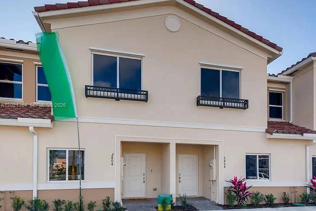 Townhouse in Miami Gardens: photo 1 of 11