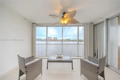1660 NE 191st St #410-1, Miami: photo 1 of 25