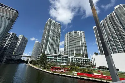 92 SW 3rd St #1804, Miami: photo 1 of 4