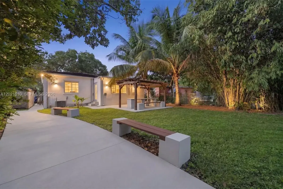 555 NE 73rd St, Miami: photo 1 of 30