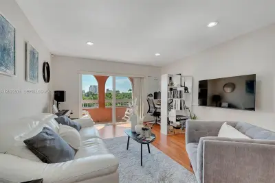 7701 Camino Real #A-416, Miami: photo 1 of 17