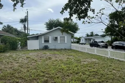 312 12th Ave N, Lake Worth Beach: photo 1 of 4
