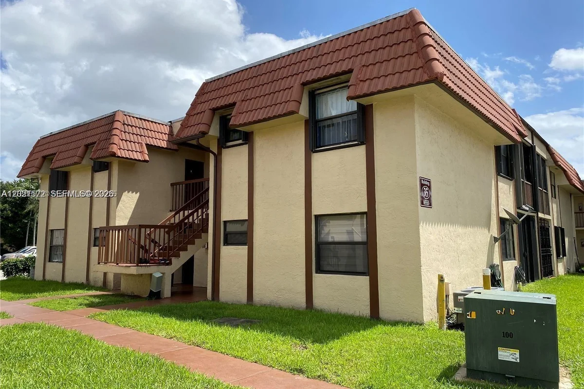 2715 W 66th St #13-21, Hialeah: photo 1 of 15