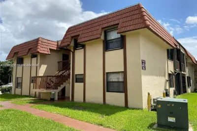 2715 W 66th St #13-21, Hialeah: photo 1 of 15