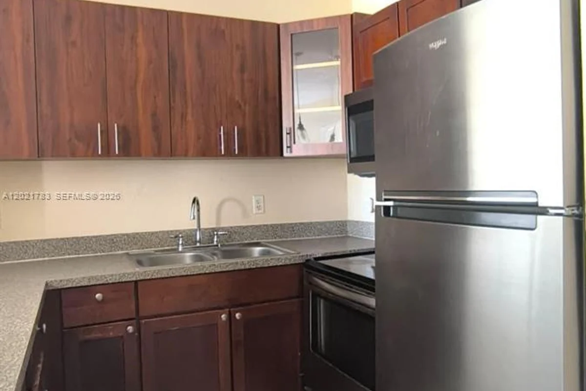 Condo in Miami: photo 1 of 7
