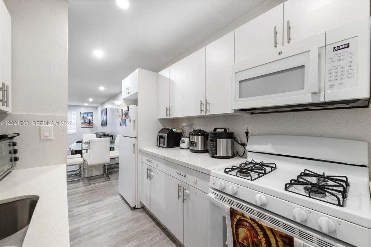 Condo in Hialeah: photo 1 of 16