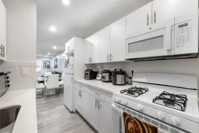 Condo in Hialeah: photo 1 of 16