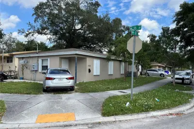 1565 NW 47th St, Miami: photo 1 of 3
