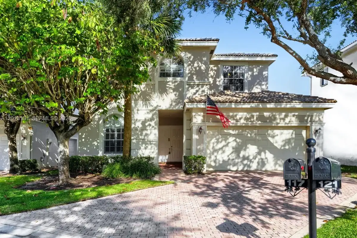 117 Palm Cir, Atlantis: photo 1 of 29