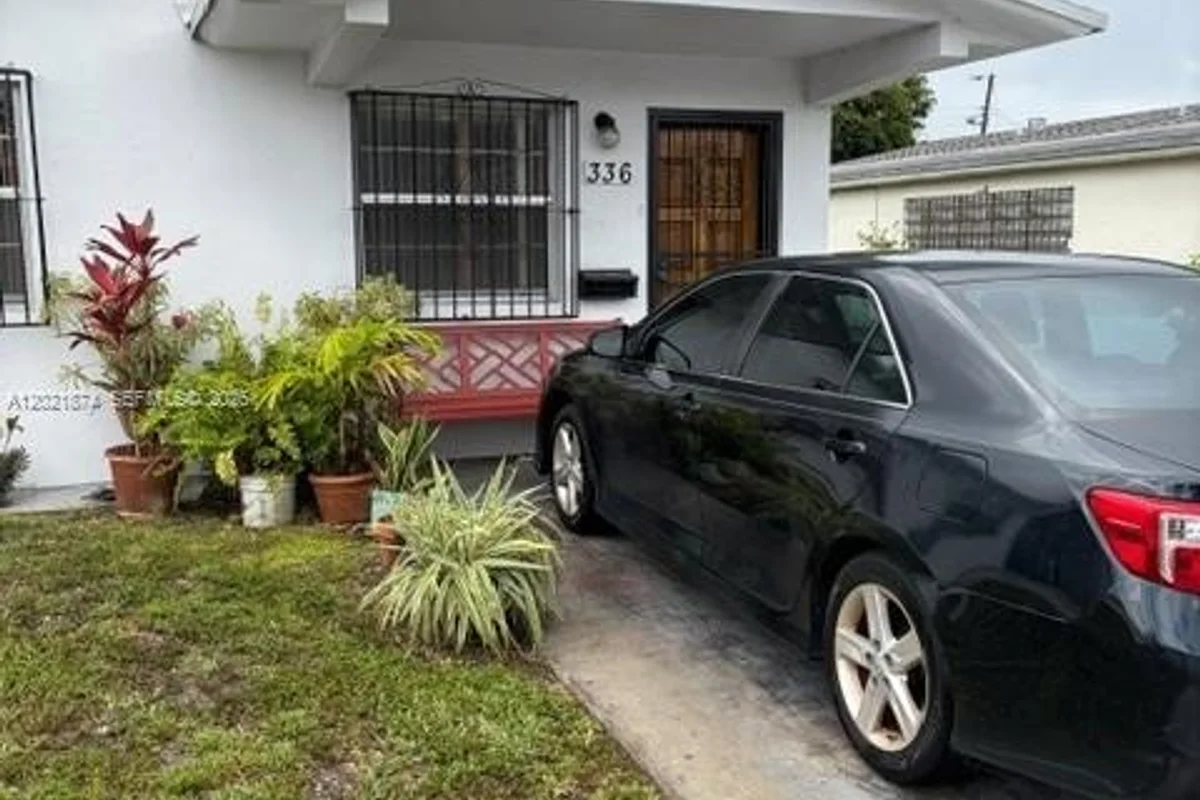 336 E 41st St, Hialeah: photo 1 of 23