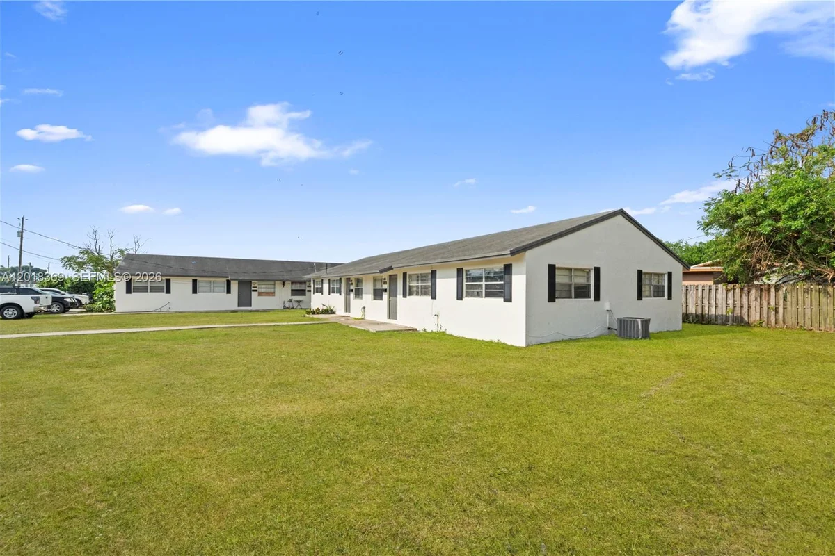 430 SW 10th Ave, Homestead: photo 1 of 24