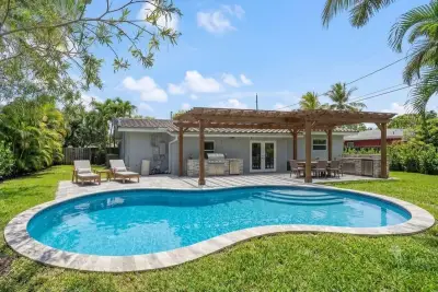 4461 NE 19th Ave, Oakland Park: photo 1 of 25