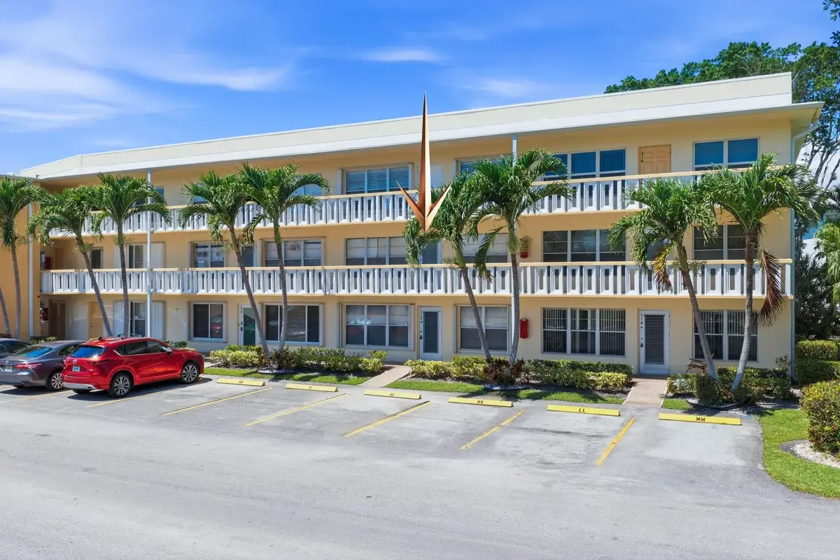 213 Wellington E, West Palm Beach: photo 1 of 25